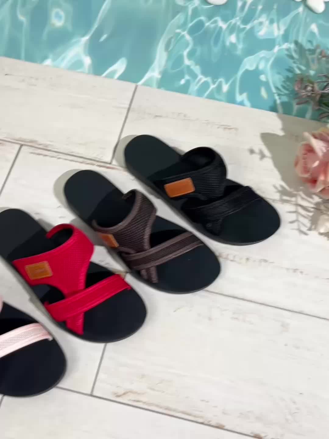 Atmungsaktive Mesh-Slide-Sandalen für Damen - Bequeme Offene Zehen Flache Schuhe mit Überkreuzten Riemen, Leichte Sommer-Schuhe in Schwarz/ oder Rot/Schwarz, Lässige Innen- & Außenbekleidung, Riemchensandalen