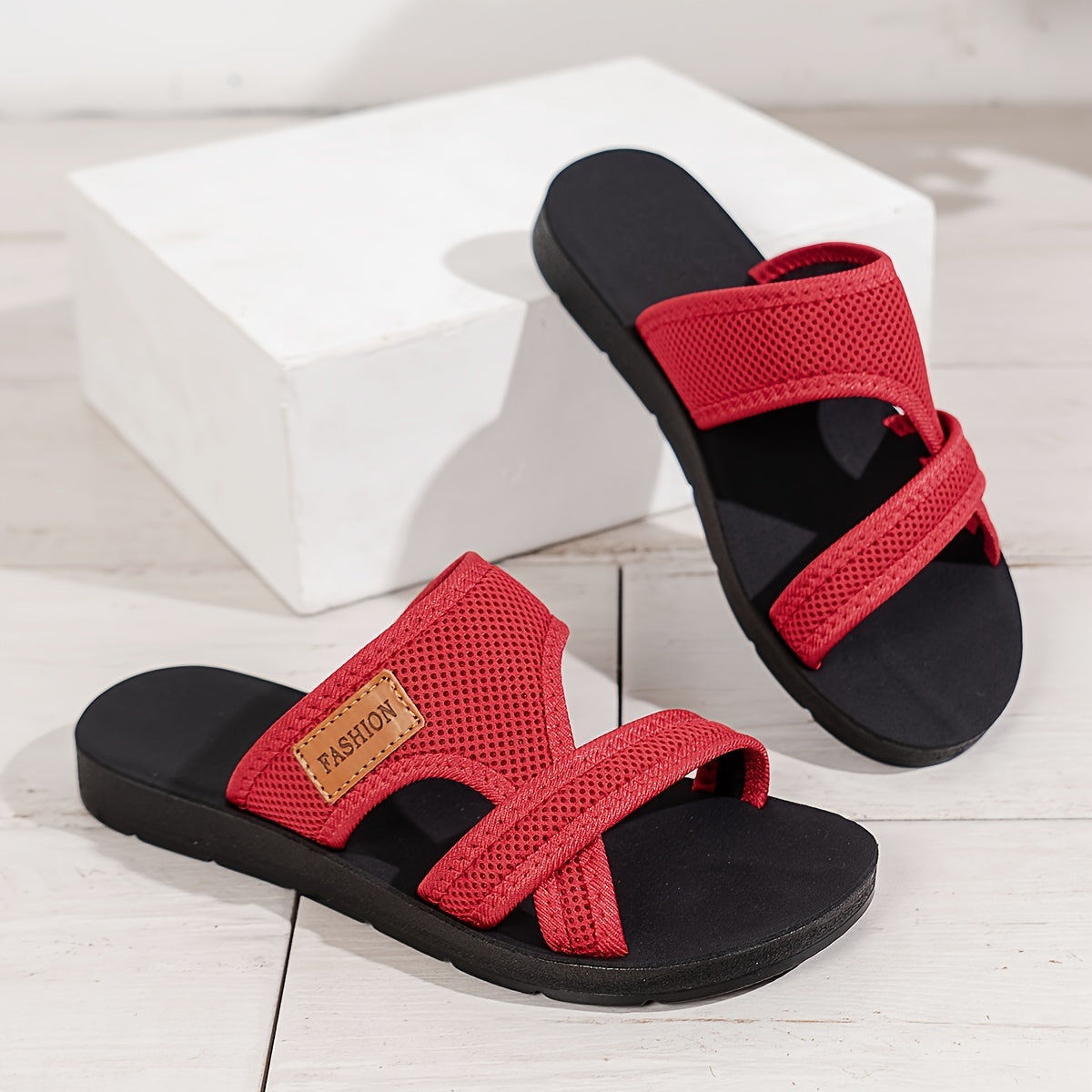 Atmungsaktive Mesh-Slide-Sandalen für Damen - Bequeme Offene Zehen Flache Schuhe mit Überkreuzten Riemen, Leichte Sommer-Schuhe in Schwarz/ oder Rot/Schwarz, Lässige Innen- & Außenbekleidung, Riemchensandalen