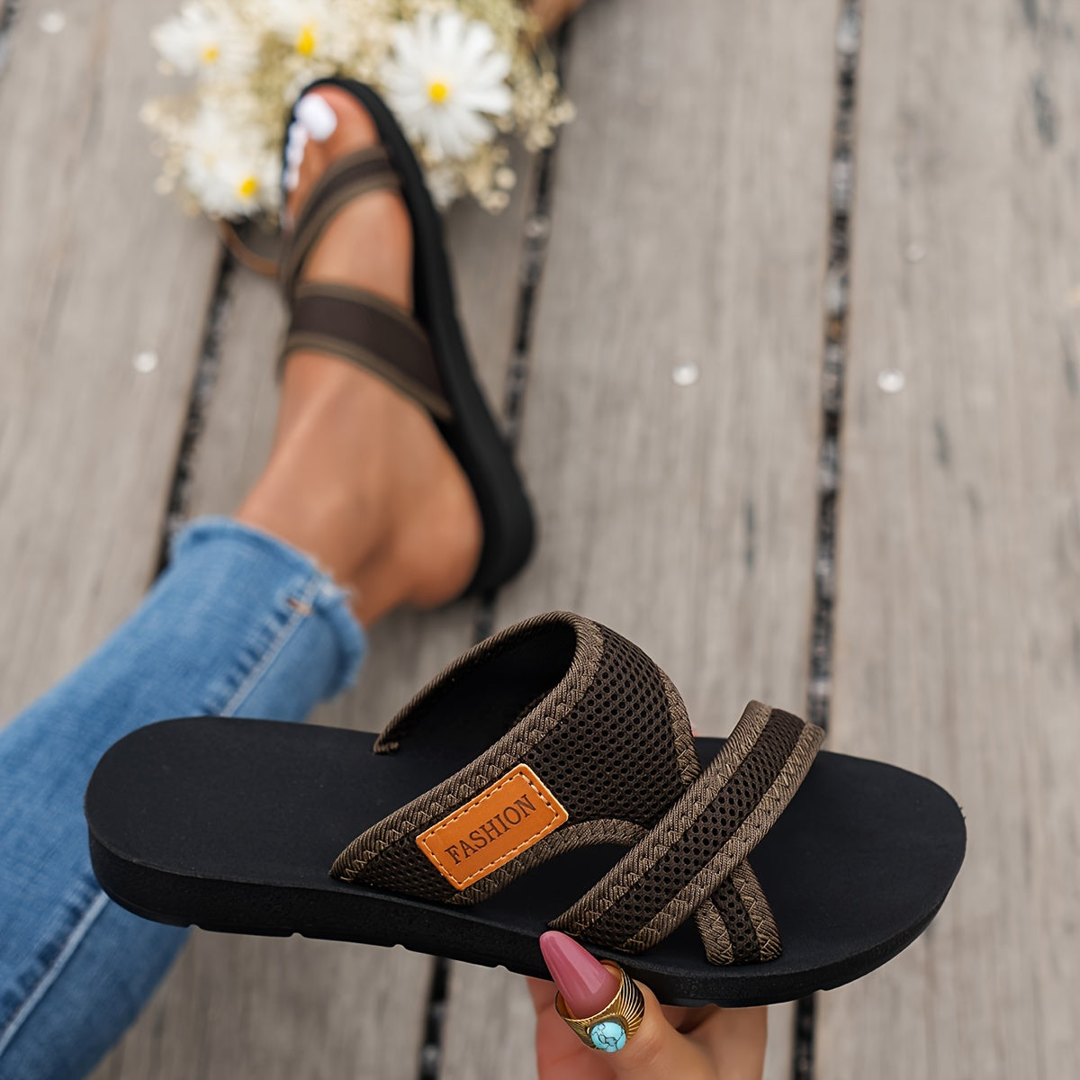 Atmungsaktive Mesh-Slide-Sandalen für Damen - Bequeme Offene Zehen Flache Schuhe mit Überkreuzten Riemen, Leichte Sommer-Schuhe in Schwarz/ oder Rot/Schwarz, Lässige Innen- & Außenbekleidung, Riemchensandalen