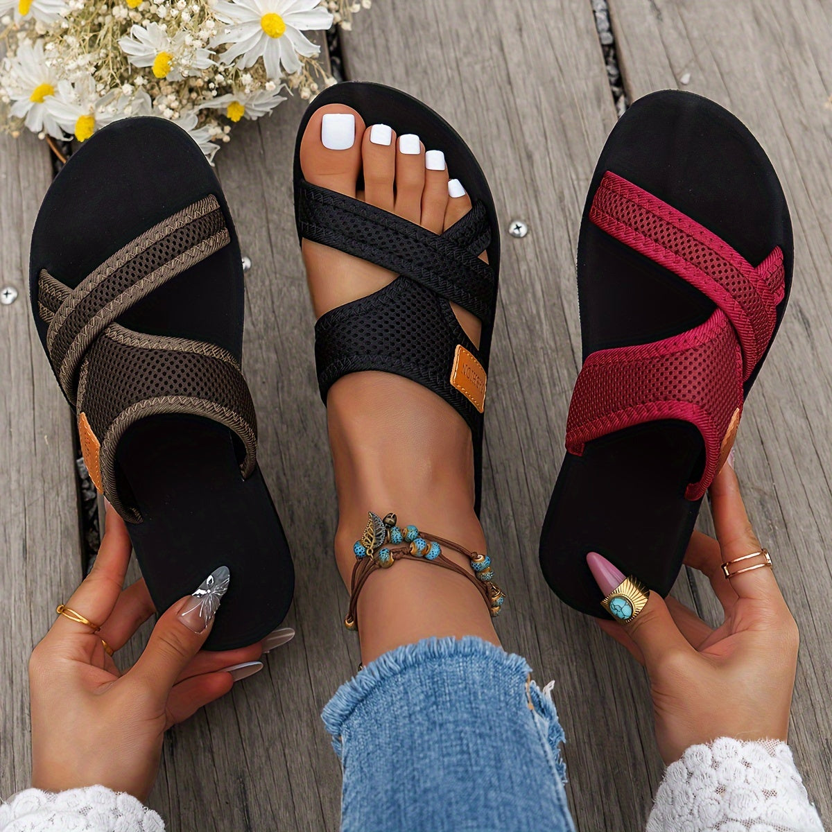 Atmungsaktive Mesh-Slide-Sandalen für Damen - Bequeme Offene Zehen Flache Schuhe mit Überkreuzten Riemen, Leichte Sommer-Schuhe in Schwarz/ oder Rot/Schwarz, Lässige Innen- & Außenbekleidung, Riemchensandalen